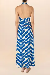 Top halter con estampado de ondas azules y blancas, diseño envolvente y escote en V.