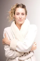 Bata larga color crema confeccionada en pana, forrada en corderito y con puntilla de algodón en solapa y puños. Tiene bolsillos laterales y lazo de pana para ajustar en la cintura.