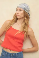 Musculosa celeste de algodón con escote cuadrado y breteles anchos.