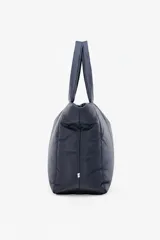 Bolso tipo tote bag color negro, con diseño acolchado y asas dobles.