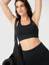 Top deportivo negro de sujeción media con espalda cruzada y diseño ergonómico. Confeccionado en tejido suave con tecnología Aloe Vera.