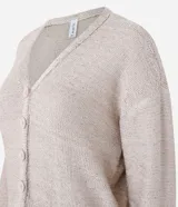 Cardigan color beige confeccionado en tejido de punto con lentejuelas, de corte regular, cuello en V, manga larga y cierre abotonado frontal.
