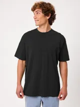 Remera Rusty modelo Cunyt de corte suelto, color negro, de manga corta con cuello redondo y sutil bordado en el pecho.