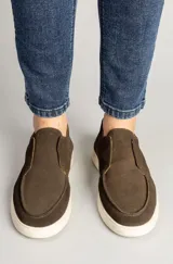 Botín masculino de gamuza color marrón café, de diseño slip-on sin cordones y suela blanca de goma.