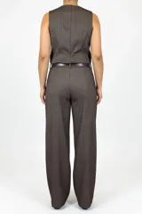 Pantalón de corte recto y tiro alto en color chocolate, con textura sutil y bolsillos laterales.