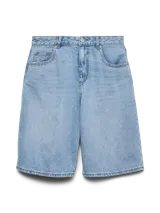 Bermuda de jean color negro con lavado stonewash de tiro medio, calce holgado y largo a la rodilla. Cuenta con bolsillos delanteros, monedero, traseros y cierre frontal con botón y cremallera.
