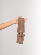 Faja elastizada agamuzada color negro, con apliques de tachas plateadas y hebillas metálicas plateadas.