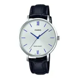 Reloj analógico Casio con caja de acero inoxidable plateada y correa de cuero negro con textura. Presenta una esfera blanca con índices y agujas en color azul, números romanos en las posiciones de las 12 y las 6, y cristal mineral.