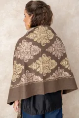 Pashmina marrón de cashmere, con patrones bordados detallados en hilo dorado y beige, y terminación en flecos.