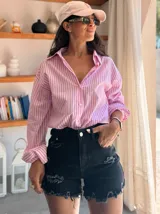 Short de jean negro con roturas y terminaciones desflecadas. Tiro alto y calce ajustado.