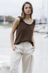 Musculosa de punto color marrón con sutil brillo de lurex, escote redondo y detalles de rulos tejidos en los breteles.