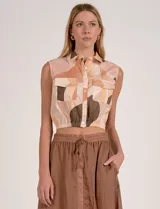 Top camisero corto estampado de marca Elan, sin mangas, con cuello camisero y cierre frontal de botones. Cuenta con dos bolsillos en el pecho con solapa y cintura elastizada fruncida.