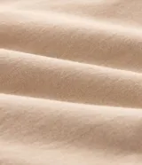 Bermuda masculina de sarga color beige con corte recto, bolsillos funcionales y trabillas para cinturón.