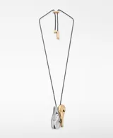 Collar de cordón largo ajustable con piezas metálicas bicolor, combinando un dije plateado y uno dorado con diseño orgánico. Posee terminal logotipado en color dorado.