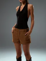 Short color beige claro, de tiro alto y corte sastrero.