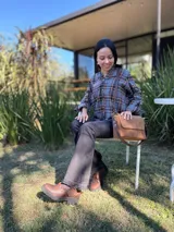 Botas cortas de cuero color marrón con suela track negra. Presentan dos correas ajustables con hebillas metálicas plateadas en el empeine y cierre lateral interno.