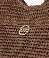 Bolso de playa marrón de Bossa Nossa, confeccionado en papel trenzado con formato rectangular, asas de hombro y detalle metálico dorado con logo en el frente.