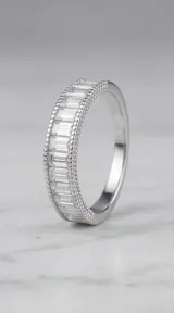 Anillo de plata 925 tipo medio sin fin, con engaste de piedras de circonia en corte baguette y bordes texturizados.