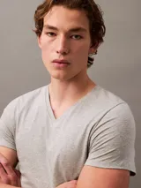 Pack de tres remeras Calvin Klein de algodón, con cuello en V y logo bordado en el dobladillo. Incluye una remera negra, una gris y una blanca.