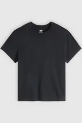 Remera básica de algodón color negro, con cuello redondo y mangas cortas con vuelta.
