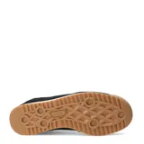 Championes urbanos Umbro modelo Omni, color negro con detalles en blanco y suela de goma color caramelo. Presentan el logo de la marca en el lateral y una combinación de materiales textiles y gamuza.