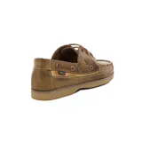 Zapato náutico de hombre, color verde oliva, con cordones de cuero marrón y suela de goma color caramelo. Presenta costuras contrastantes y un pequeño logo de pájaro grabado en el lateral.