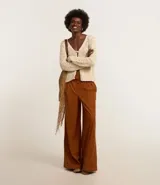 Pantalón pantalona de tiro alto en color marrón, confeccionado en sarga. Cuenta con corte amplio y viene acompañado de un cinturón con hebilla redondeada.