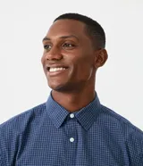 Camisa de corte comfort, manga larga y cuello camisero, confeccionada en tejido plano de algodón y poliéster con estampado de cuadros grid.