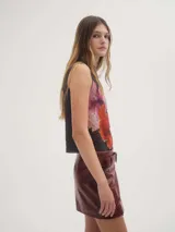 Musculosa negra con estampado floral en tonos rosados y naranjas.