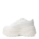 Championes Puma modelo Karmen, de diseño urbano con plataforma elevada. Presentan un exterior sintético en color marfil con cordones al tono y suela de goma robusta que brinda estabilidad y agarre.