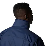Campera impermeable Columbia modelo Glennaker Lake, color azul marino. Presenta cierre frontal completo, capucha oculta en el cuello, bolsillos laterales con cierre y puños ajustables. Diseño ligero y funcional con tecnología Omni-Shield para protección contra la humedad.