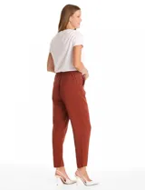 Pantalón de corte relajado con frente liso y cintura elástica en la parte posterior. Presenta una silueta fluida con pierna sutilmente entallada, bolsillos laterales diagonales y bolsillos traseros simulados.