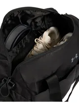 Bolso deportivo Under Armour Studio Lite Duffle negro con logo gris. Tiene doble asa de mano y correa de hombro ajustable. Incluye cierre principal con doble cursor y bolsillos frontales.