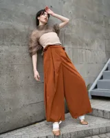 Top color beige con tiras finas ajustables.