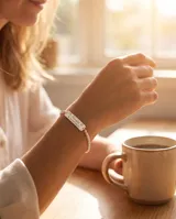 Pulsera de plata 925 compuesta por una cadena de pequeñas esferas y una placa rectangular central grabada con la inscripción 'Abuela te quiero mucho'.