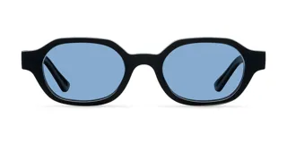 Lentes de sol con armazón de forma ovalada en color negro y cristales polarizados en tono azul claro.