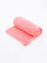 Bufanda tejida a rayas horizontales color lila.