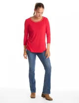 Remera de modal color rojo, con escote redondo decorado con canutillos dorados bordados y mangas tres cuartos.
