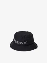 Gorro tipo bucket negro con logo bordado en blanco.