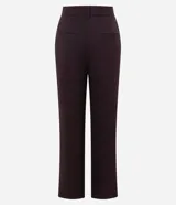 Pantalón de corte recto confeccionado en tejido Punto Roma, con cintura media, cierre frontal y bolsillo trasero. Presenta una estructura firme y elegante.