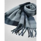 Bufanda rectangular de tejido grueso con diseño de cuadros en tonos azul, naranja, gris y beige, terminada con flecos en los extremos.