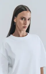 Remera oversize de algodón premium color blanco, con cuello redondo y hombros caídos.