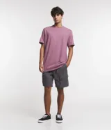 Bermuda gris de sarga ligera con cintura elástica ajustable con cordón y bolsillos cargo laterales.