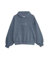Hoodie de color azul grisáceo con efecto pigmentado/lavado, corte holgado y capucha. Presenta un pequeño bordado frontal con texto y dos estrellas. Posee bolsillo canguro con bordes desgastados.