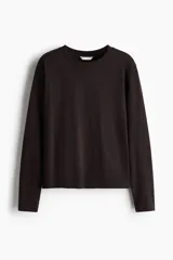 Remera de manga larga color marrón oscuro, confeccionada en punto de algodón suave, con cuello redondo y bajo recto.