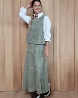 Pollera larga de denim en color verde oliva con efecto lavado, de corte acampanado y diseño con costuras verticales decorativas.