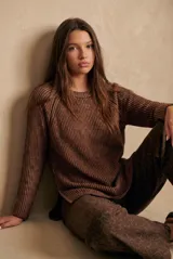Sweater texturado de punto acanalado en color marrón, con cuello redondo, mangas largas y aberturas laterales en el bajo.