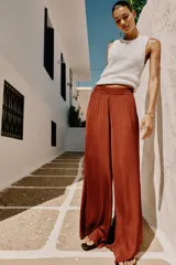 Pantalón de tiro alto color bordó, de pernera ancha y corte fluido, con cintura elástica.