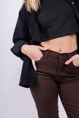 Pantalón mom jean color beige, de tiro alto, con bolsillos delanteros y traseros, y ruedo doblado.