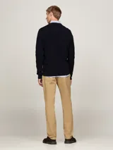 Sweater de punto texturizado Tommy Hilfiger, color azul marino, de cuello redondo con ribetes acanalados y logo bordado en el pecho.